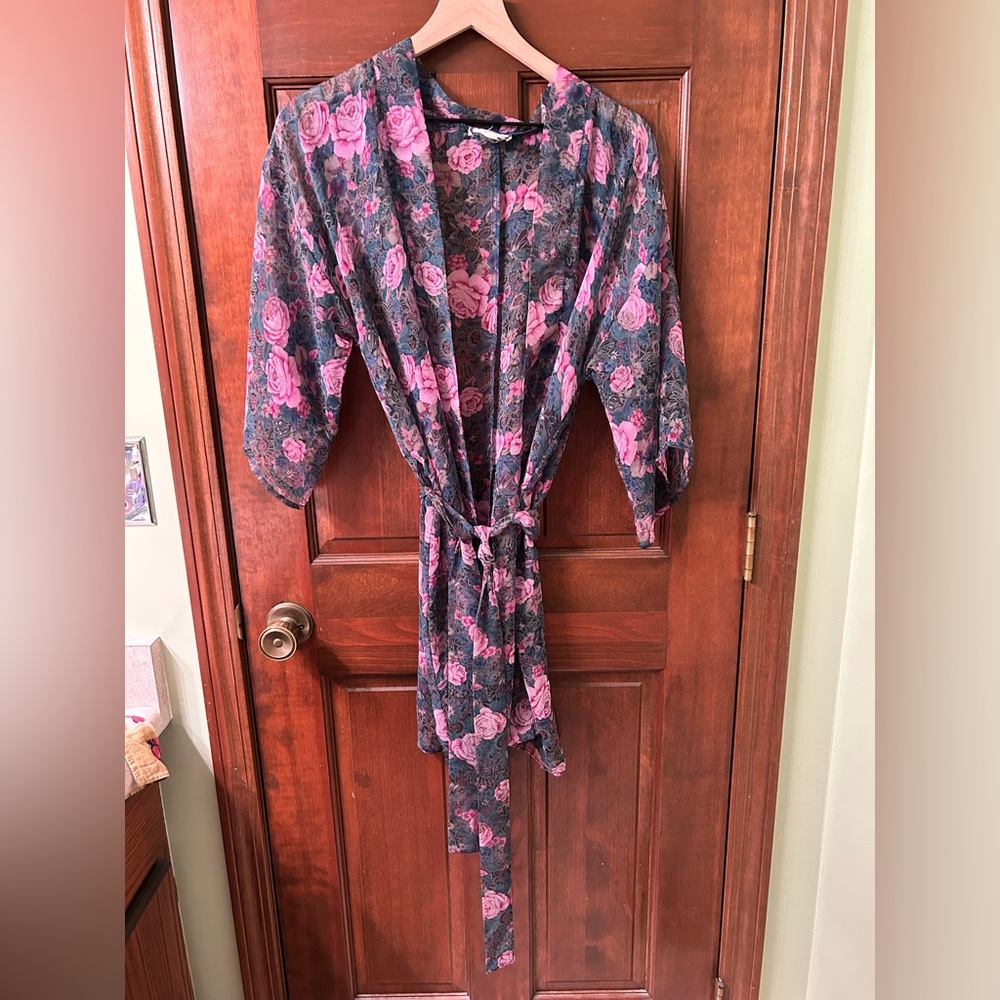 THE LINGERIE COLLECTION VTG 80s  Sheer Cabbage Rose print belted robe. One size